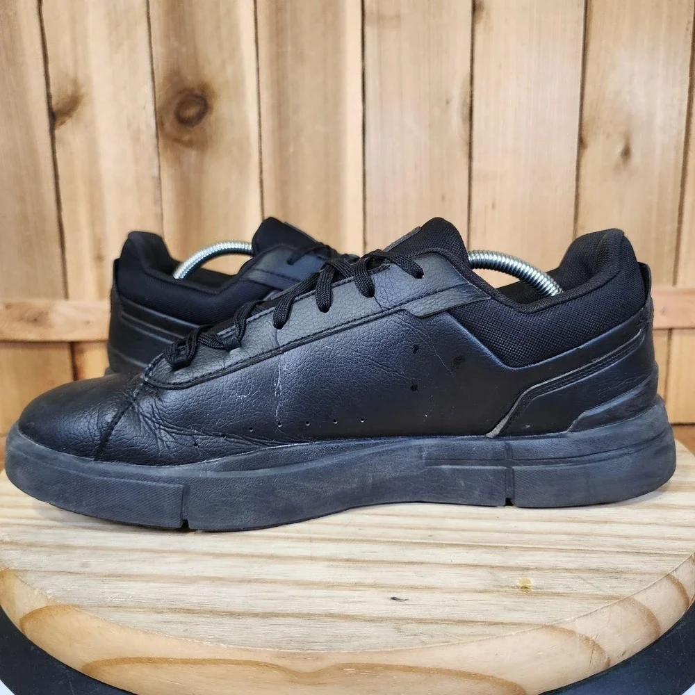 On THE ROGER Shoes Mens 11 Triple Black Leather Casual Walking Sneakers Low Top